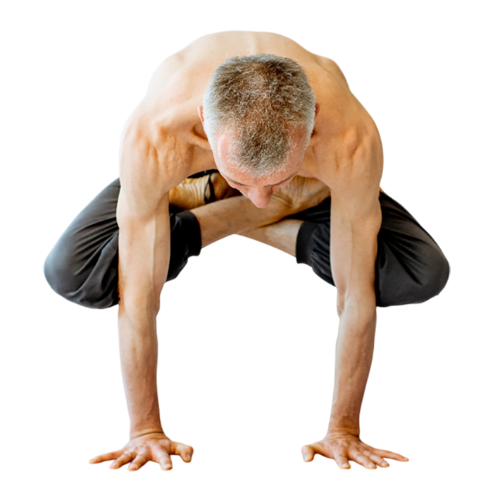 Hombre realizando una asana (Postura del cuervo)