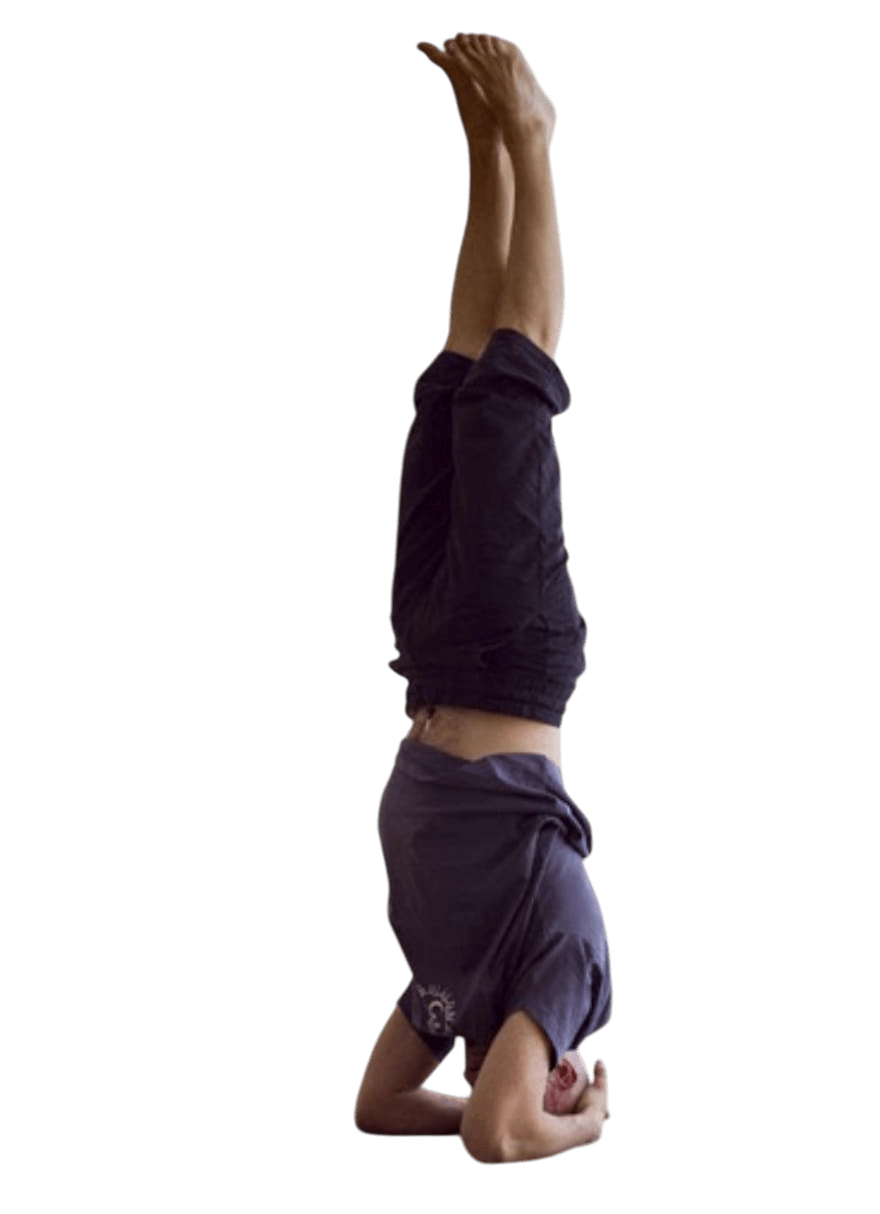 Emilio haciendo la postura de sirsasana.