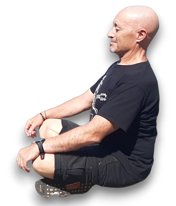 Imagen aislada de Emilio meditando.